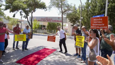 Cezaevi önünde “kırmızı halı” eylemi