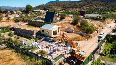 Seferihisar’da Kaçak Hobi Bahçelerine Yıkım