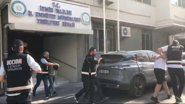 İzmir’de İş Yerlerini ve Araçları Kurşunlayan 2 Şüpheli Tutuklandı
