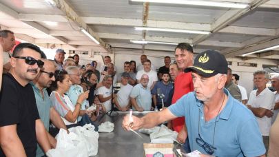 Balıkçı barınağındaki mezatta balıklar kapışılıyor