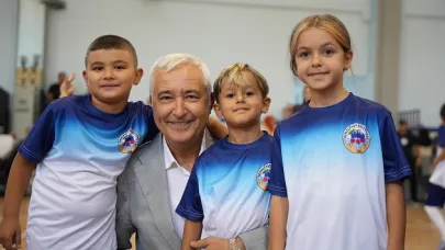 Kemalpaşa’da spor heyecanı Başkan Türkmen’den formayla destek gördü