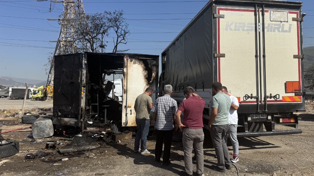 Bornova’da konteyner yangını kamyona sıçradı, söndürüldü