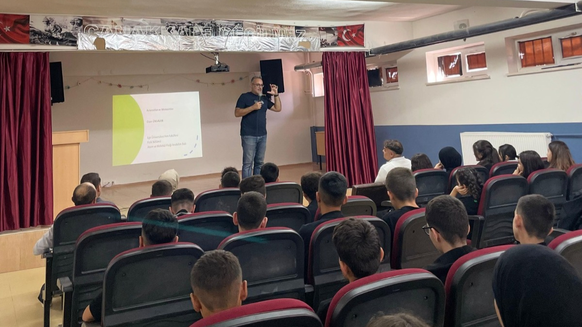 Liseli gençlerle “Asteroitler ve Meteoritler” üzerine söyleşi gerçekleştirildi.