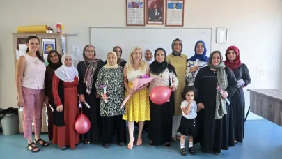 Konak’ta Okur-Yazar Kadınlar Mezuniyet Sevincini Yaşadı