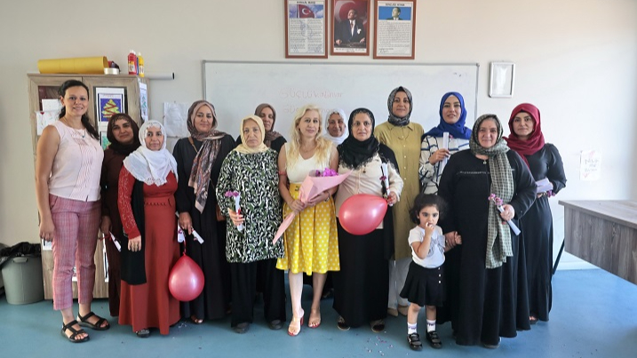 Konak’ta Okur-Yazar Kadınlar Mezuniyet Sevincini Yaşadı