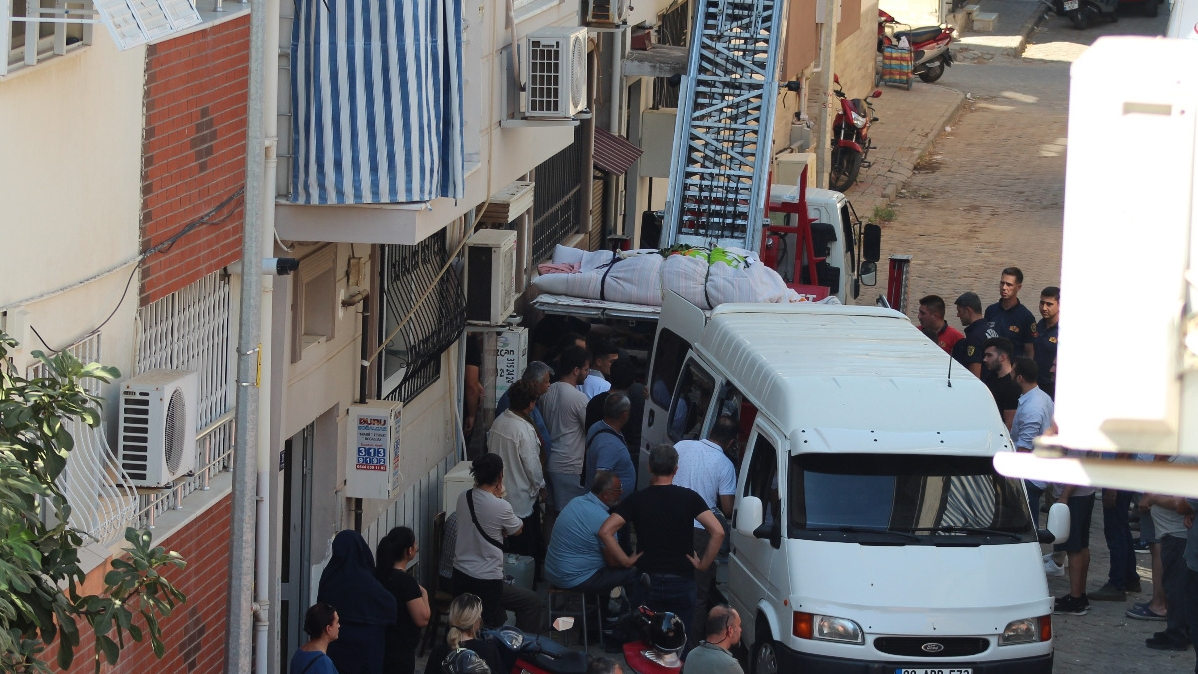Aydın’da 310 Kilo Kişinin Cenazesi Asansörle Çıkarıldı