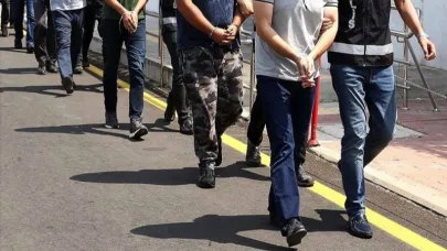 İzmir’de FETÖ Operasyonunda 3 Tutuklama