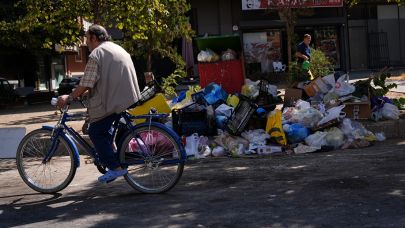Karşıyaka’da toplanmayan çöpler halkı isyan ettirdi