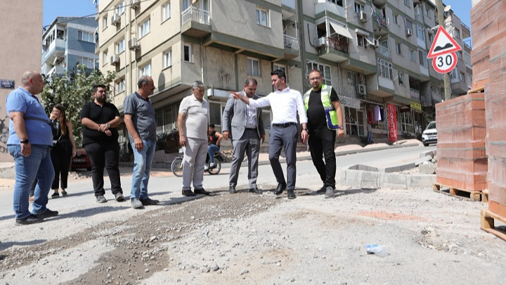 Bayraklı’da Yol ve Kaldırım Yenileme Çalışmaları Hızla Sürüyor