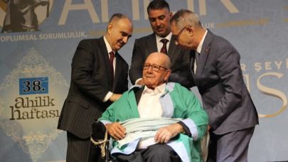 Manisa’da Yılın Ahisi 94 Yaşındaki Bakkal Abdül Balolsun