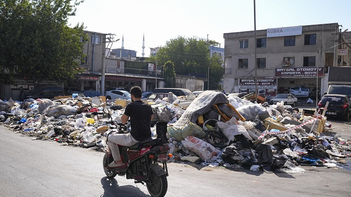 İzmir Esnafı Çöplere Mazotla Önlem Almaya Çalıştı