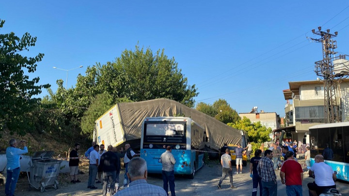 Manisa’da Zincirleme Trafik Kazası: 1 Ölü, 2 Yaralı