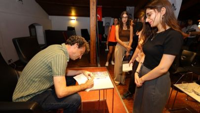 Özgür Mumcu Efes Selçuk’ta Okurlarıyla Buluştu