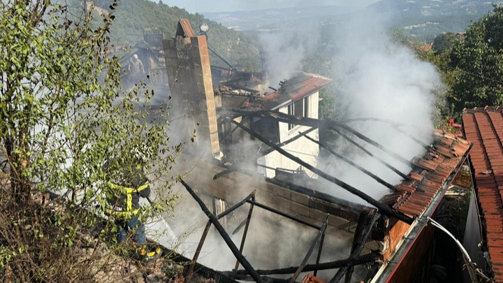 Kütahya Hisarcık’ta İki Katlı Evde Yangın