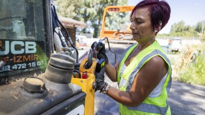 Kadın Çekici Operatörü Munise Demirer Engelleri Aşıyor