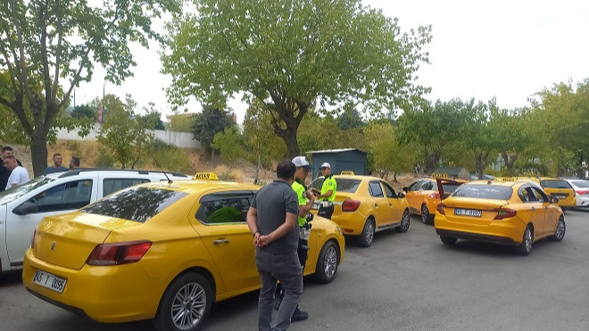 Manisa’da korsan taksici taksiciler tarafından yakalandı