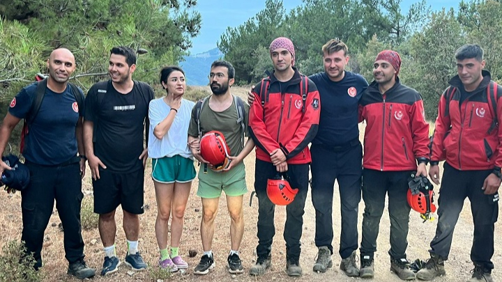 İzmir İtfaiyesi Kayalıklarda Mahsur Kalan Gençleri Kurtardı