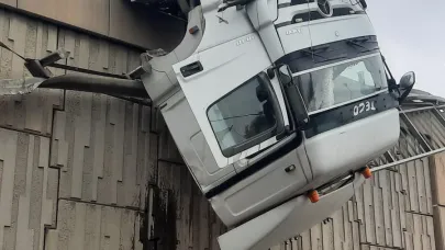 İzmir İtfaiyesi, viyadükte asılı kalan tır şoförünü kurtardı