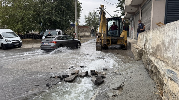 Patlayan Su Borusu Mahalleliyi Çileden Çıkardı