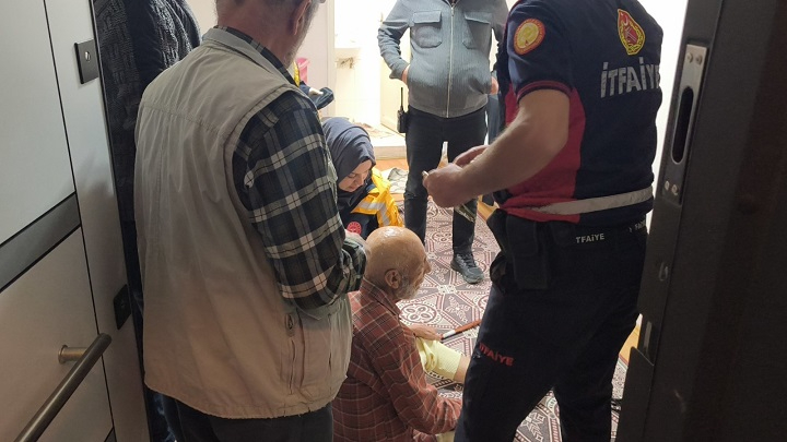 Kütahya’da Evinde Düşen Yaşlı Adamı İtfaiye Kurtardı
