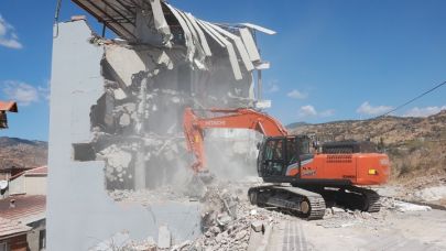 Bayraklı’da 5 Katlı Kaçak Bina Yıkıldı