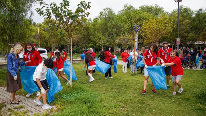 İzmirliler dünya rekoru için sahilde buluştu