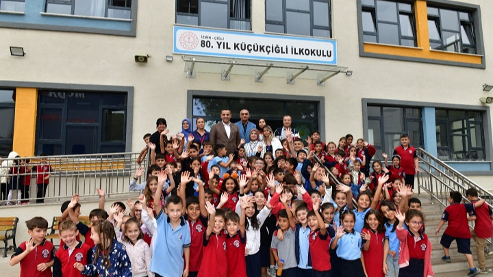 Çiğli’de Yol ve Kaldırım Çalışmaları Hız Kazandı, Miniklere Halı Saha Sözü