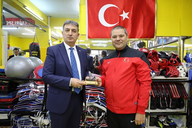 ALKIŞLAR BAŞARILI İL MÜDÜRÜ MURAT ESKİCİ’YE