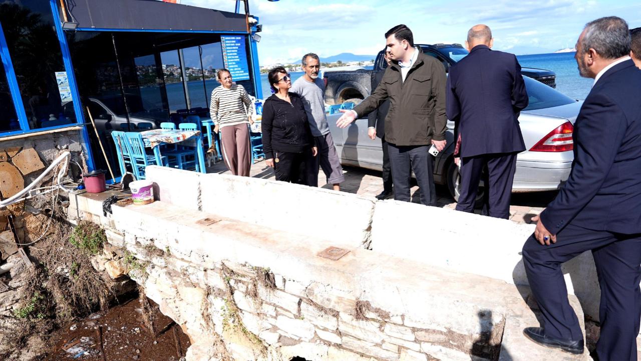 AK Partili İnan, Foça’daki sel felaketinde vatandaşların yanında