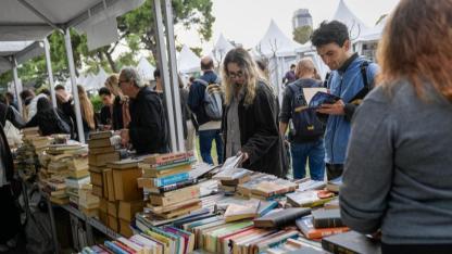 Askıda Kitap Dayanışmasına İlk Bağış Başkan Tugay’dan