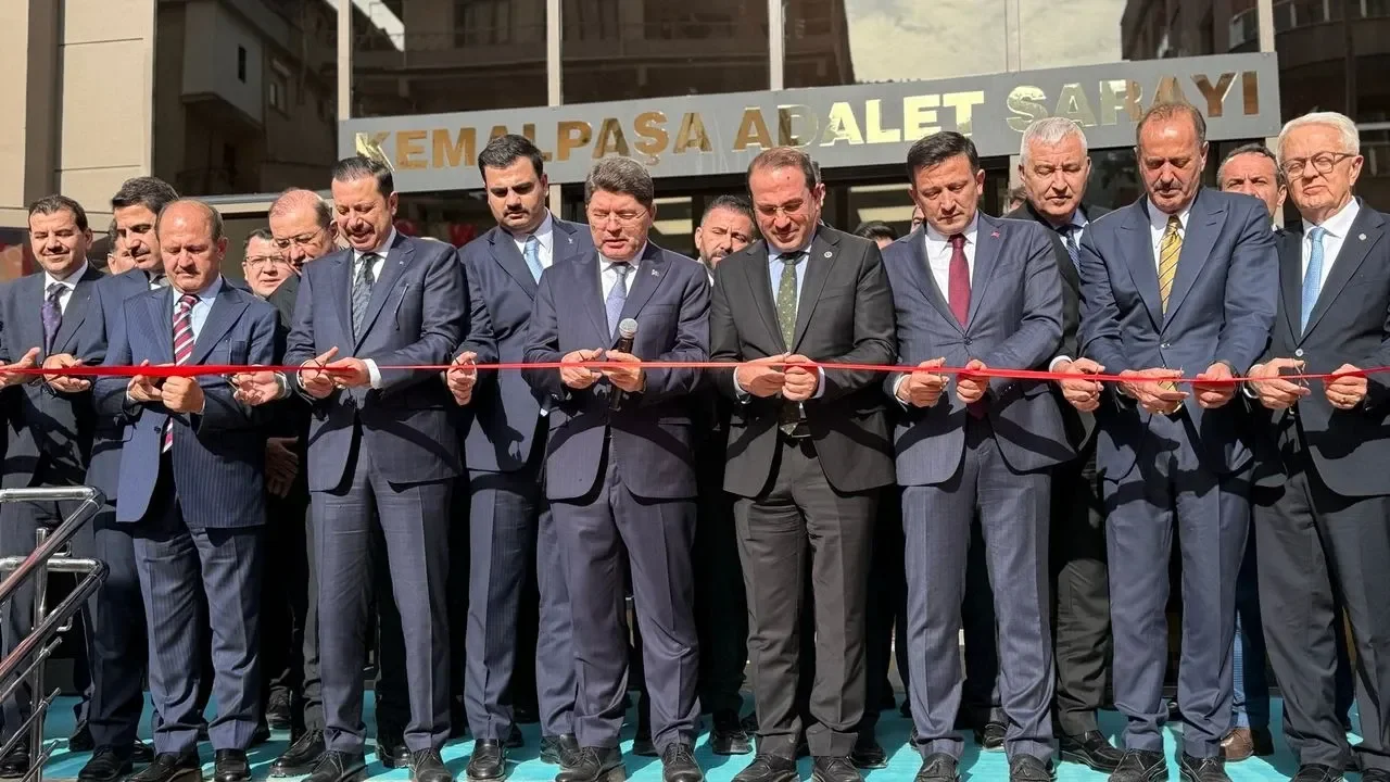 Bakan Tunç’un sürpriz Kemalpaşa ziyareti tartışmaya sebep oldu