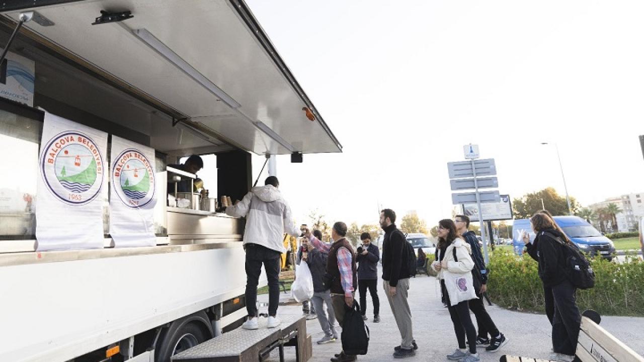 Balçova’da soğuk sabahlara sıcak dokunuş: Vatandaşa çorba ikramı