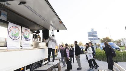 Balçova’da soğuk sabahlara sıcak dokunuş: Vatandaşa çorba ikramı