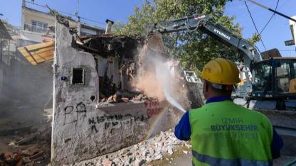 Ballıkuyu’da Tehlikelii Metruk Binalar Yıkılıyor