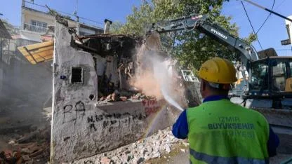 Ballıkuyu’da Tehlikelii Metruk Binalar Yıkılıyor