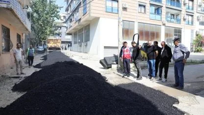 Başkan Önal, Bayraklı’da asfalt çalışmalarını denetledi