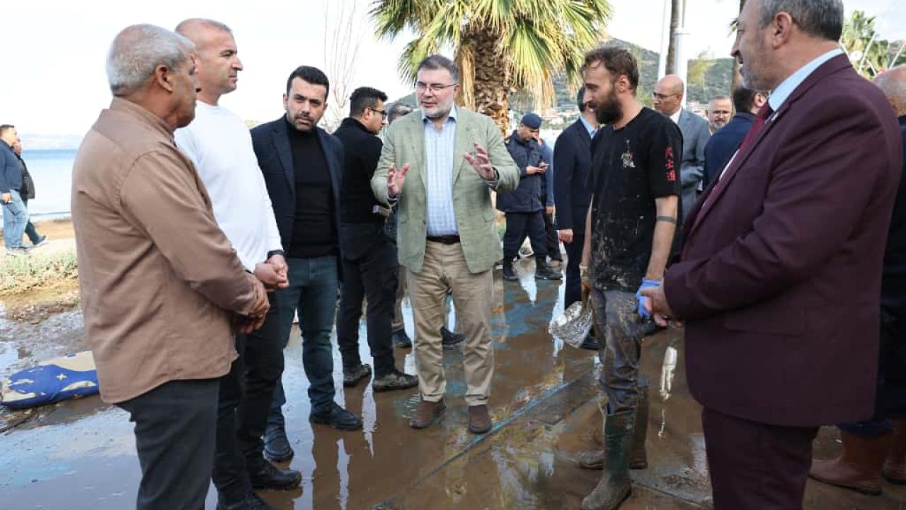 Başkan Saygılı, Foça’da Selzedelerin Yanında