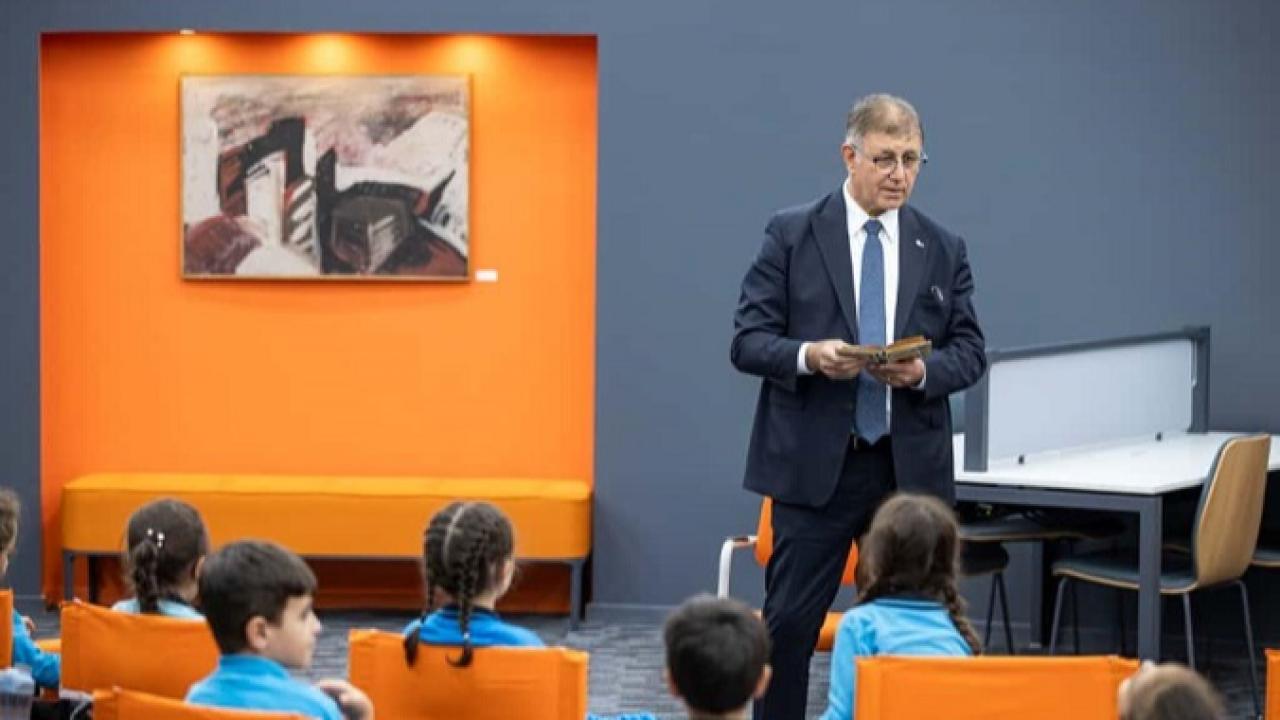 Başkan Tugay’dan miniklere kütüphane sürprizi