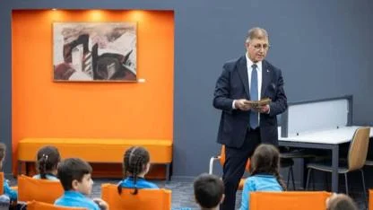 Başkan Tugay’dan miniklere kütüphane sürprizi
