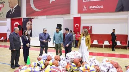 Bayraklı Okullarına Spor Malzemesi Desteği