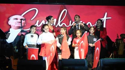 Bornova’da 29 Ekim Coşkusu Işıklarla Taçlandı