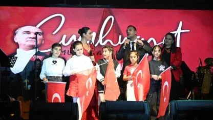 Bornova’da 29 Ekim Coşkusu Işıklarla Taçlandı