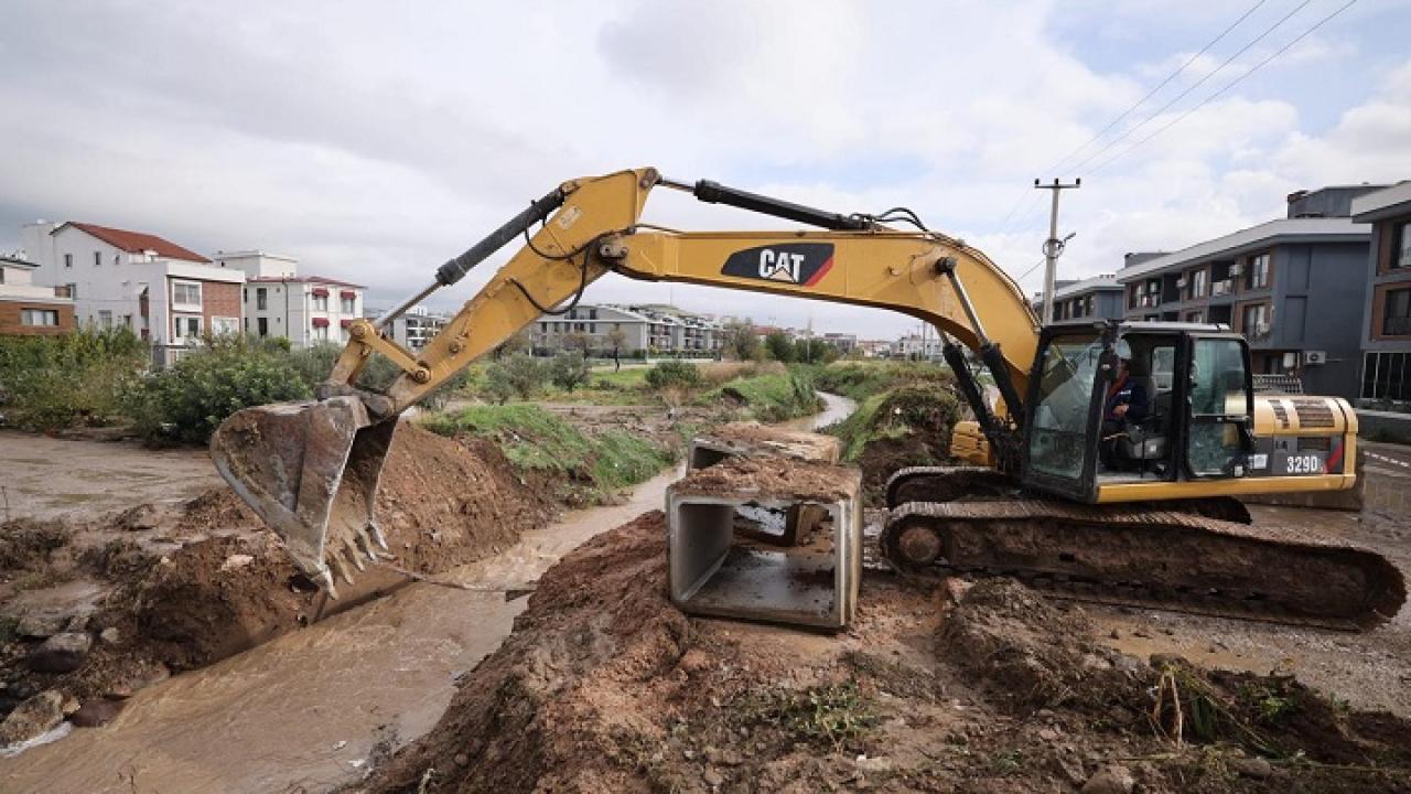 Büyükşehir Ekipleri Bergama’da Sel Seferberliğinde