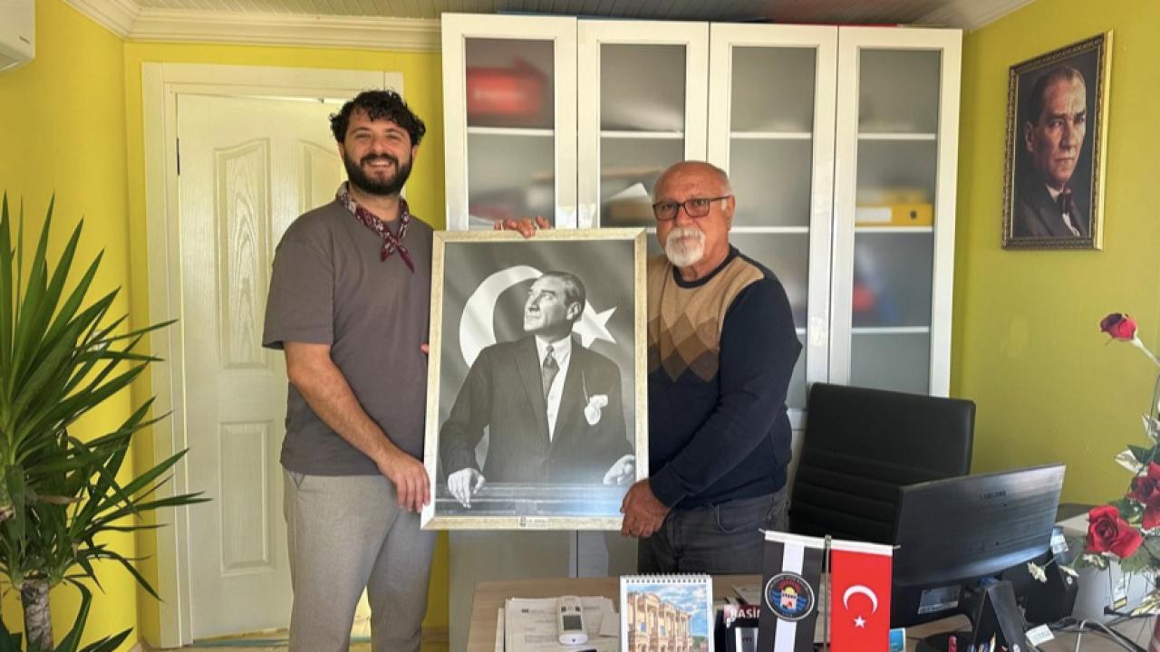 Çeşme Muhtarlarına Atatürk Tablosu Hediye Etti