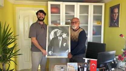 Çeşme Muhtarlarına Atatürk Tablosu Hediye Etti