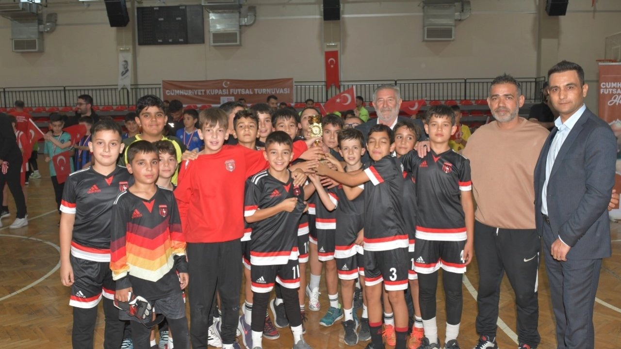 Çiğli’de Cumhuriyet coşkusu futsal sahasında yaşandı
