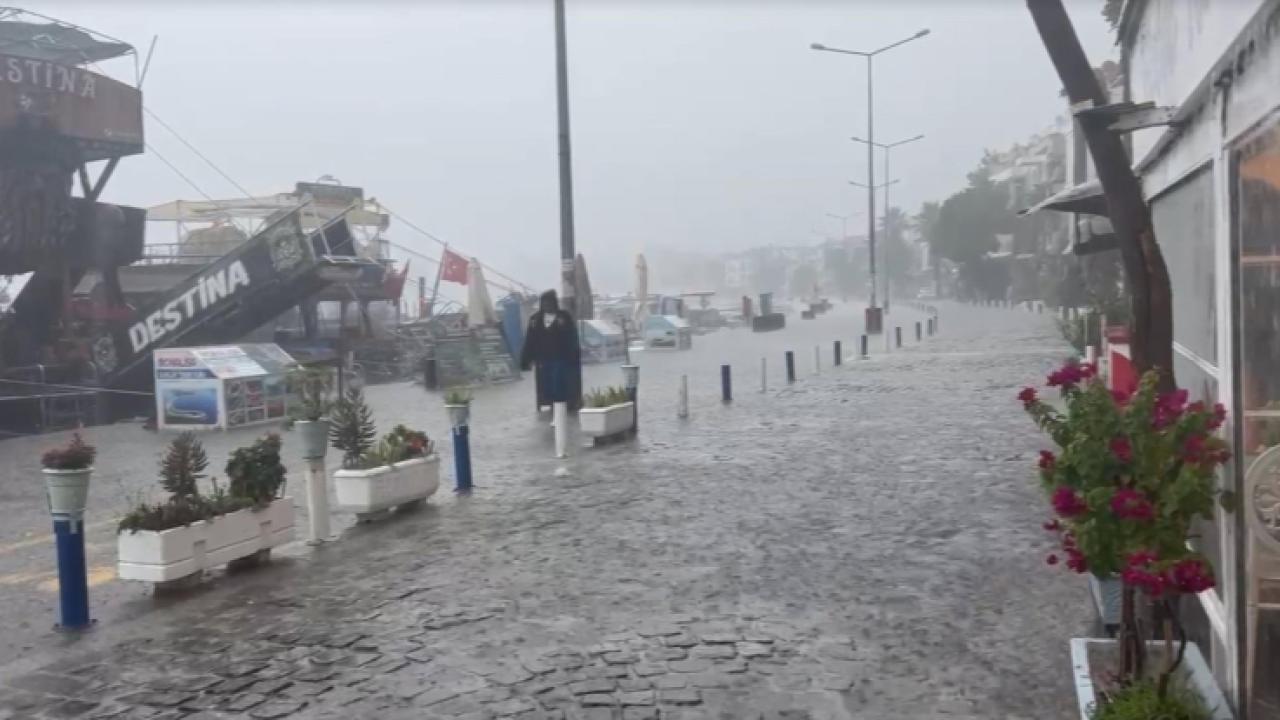 Dere taştı, yollar göle döndü! İzmir’de sağanak yağış hayatı durdurdu