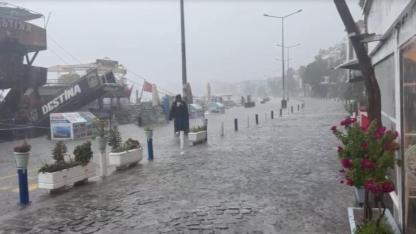 Dere taştı, yollar göle döndü! İzmir’de sağanak yağış hayatı durdurdu