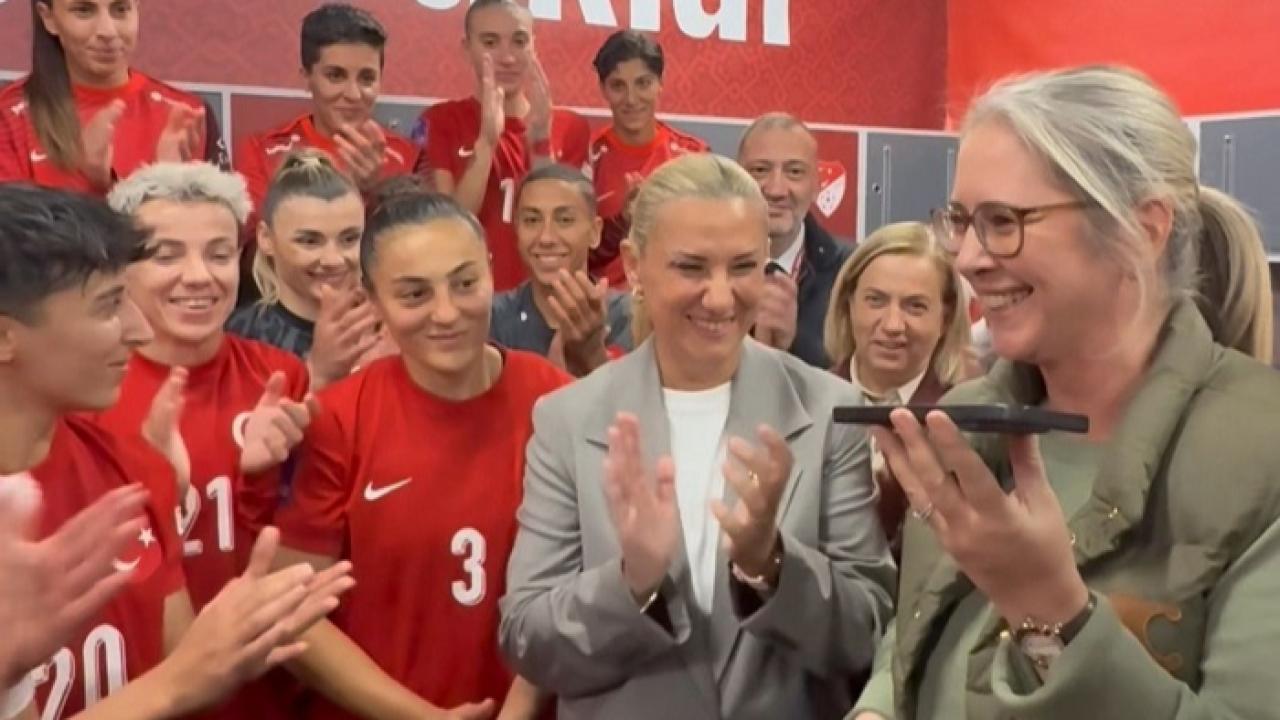 Erdoğan’dan Kadın Milli Futbolculara Soyunma Odasında Tebrik