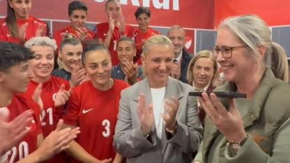 Erdoğan’dan Kadın Milli Futbolculara Soyunma Odasında Tebrik